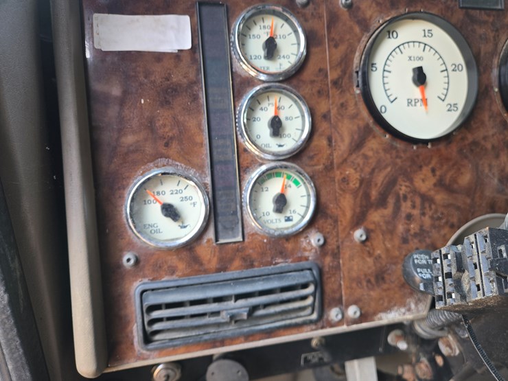 #1515-•-2005-international-9400i6x4-sleeper-cab-truck-tractor-image-50