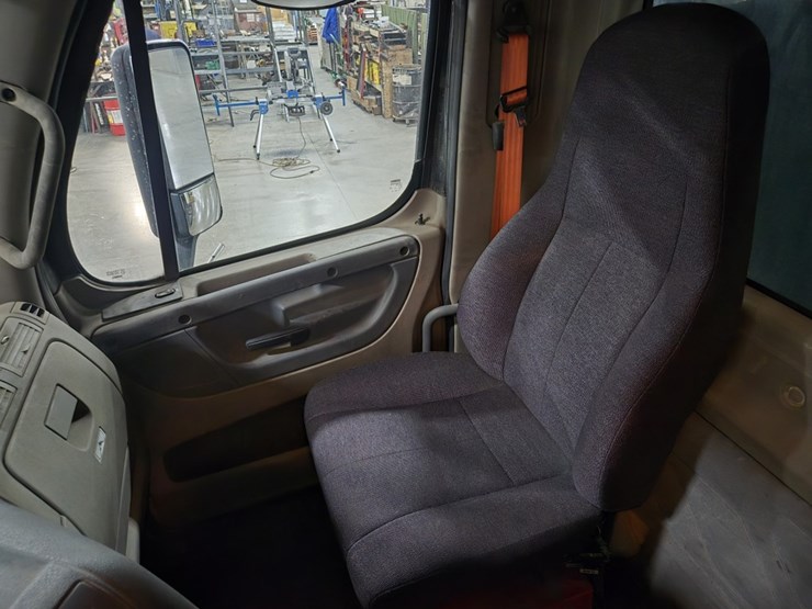 #2295-•-2016-freightliner-cascadia-day-cab-truck-tractor-image-56