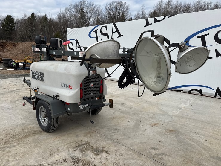 2015-massey-ferguson-8-image-3