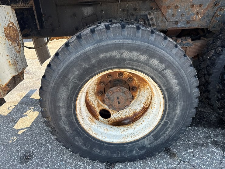 2010-international-7400-image-60