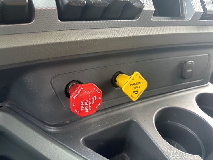 2020-kenworth-t680-image-48