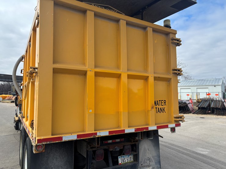 2005-gmc-t7500-image-36