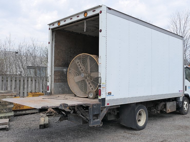 2011-isuzu-nqr-image-2