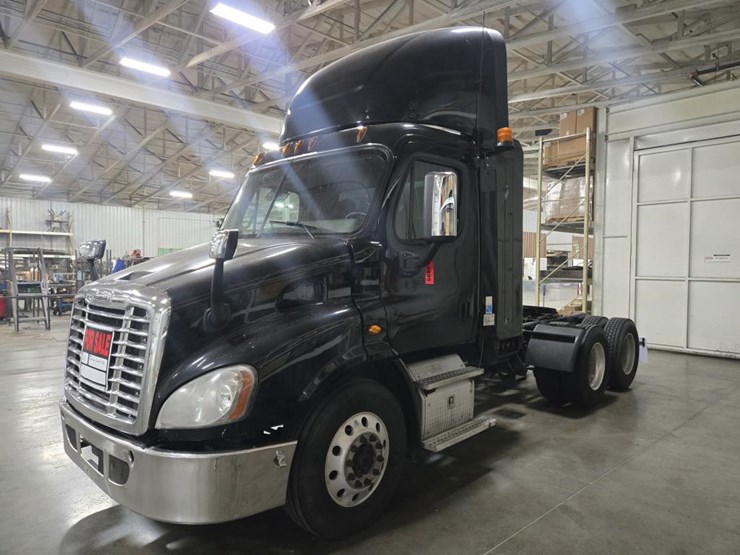 #2295-•-2016-freightliner-cascadia-day-cab-truck-tractor-image-1