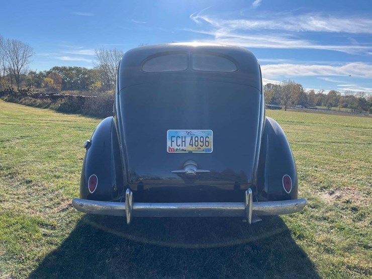 1938-ford-two-door-deluxe-sedan---original-car!-image-4