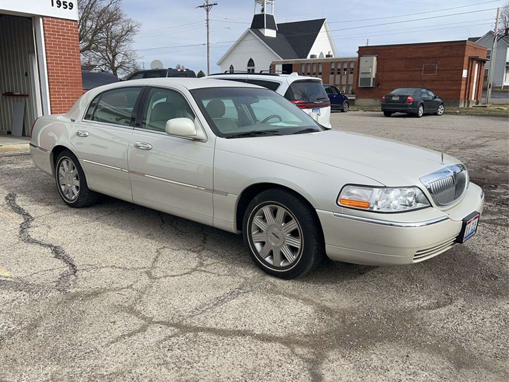 2005-lincoln-town-car-image-7