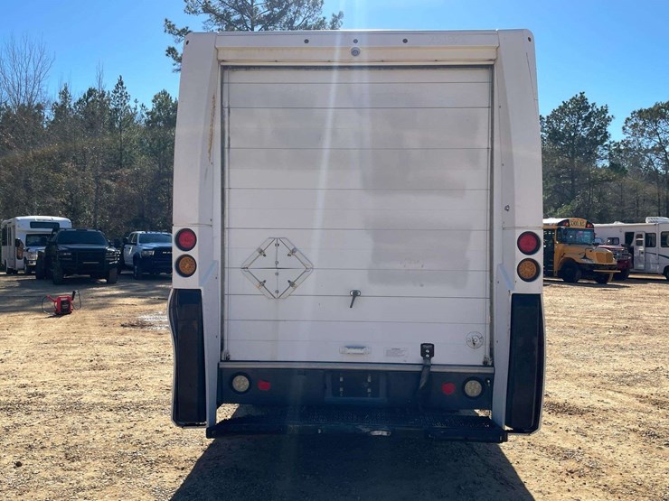 2013-isuzu-reach-image-6