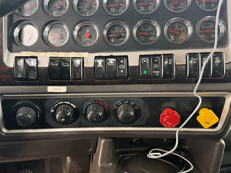 2011-kenworth-t800-image-61