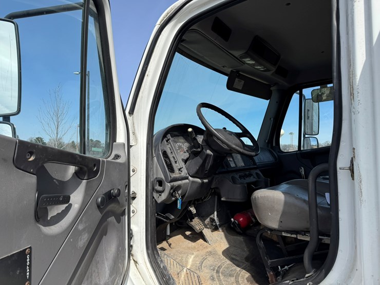 #2160-•-2006-freightliner-business-class-m2-box-truck-image-26