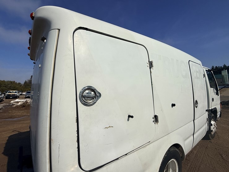 2004-isuzu-npr-image-21