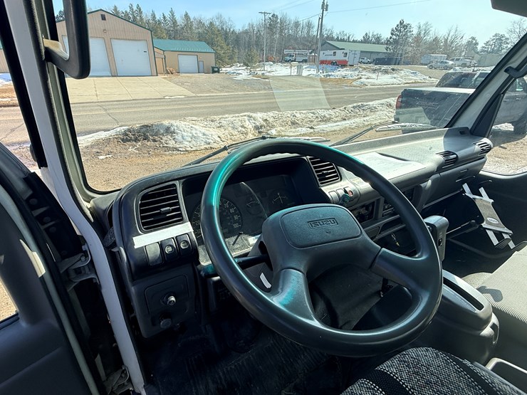 2004-isuzu-npr-image-40