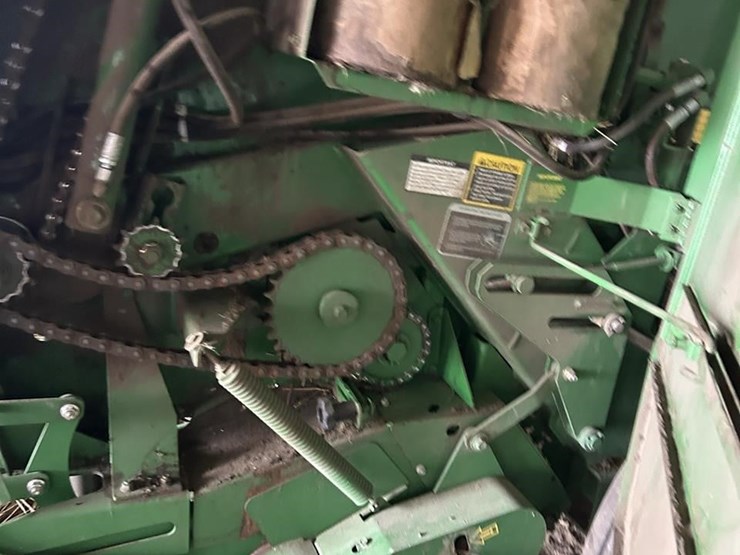 2011-john-deere-568-image-25