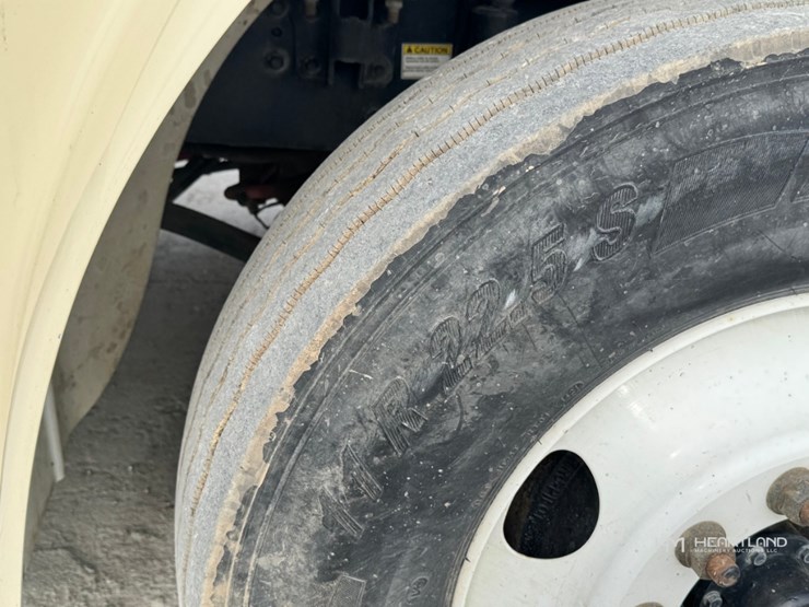 2023-freightliner-m2-106-image-31