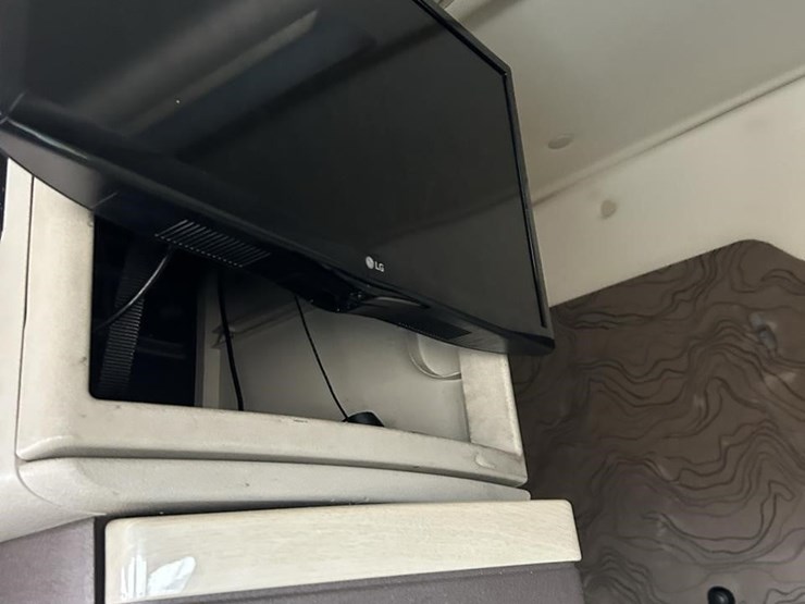 2015-volvo-vnl62t630-image-22