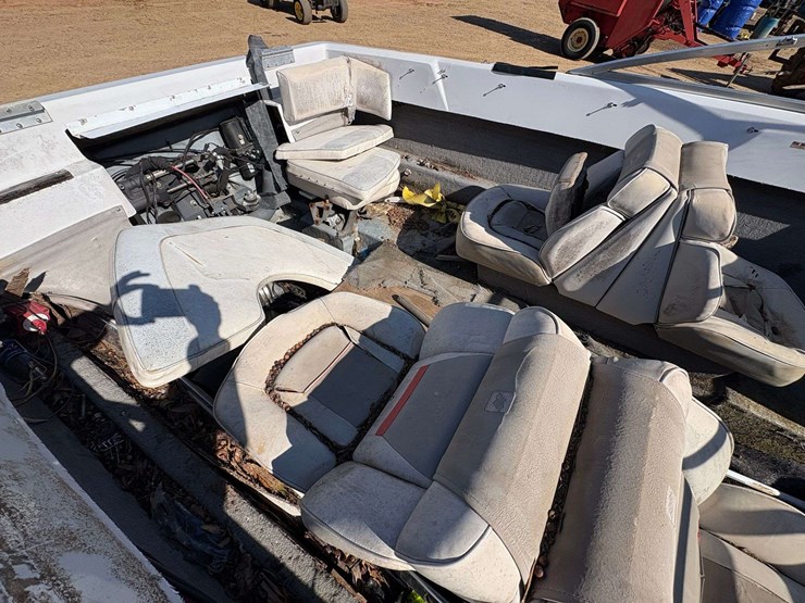 four-winns-"180-freedom"-ski-boat-w/-trailer-image-20