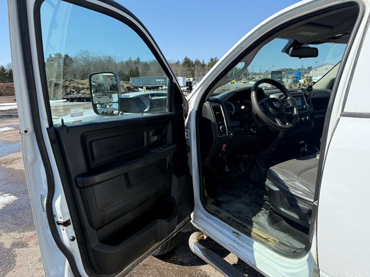 #1064-•-2015-ram-5500-heavy-duty-service-truck-image-22