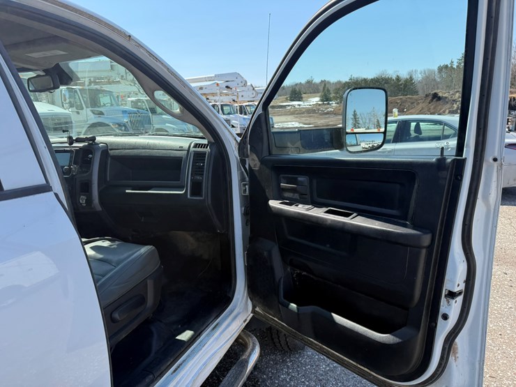 #1064-•-2015-ram-5500-heavy-duty-service-truck-image-16