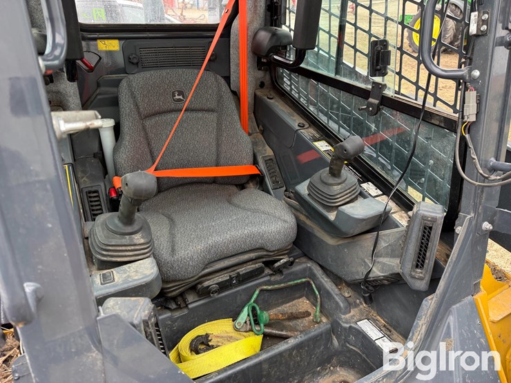 2022-deere-332g-image-19