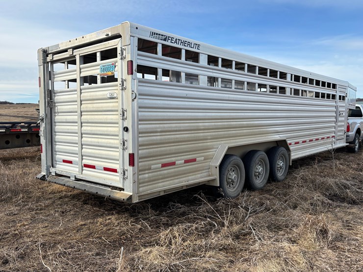 2022-featherlite-8127-livestock-trailer-image-4