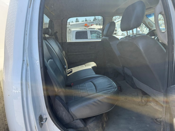 #1062-•-2015-ram-5500-heavy-duty-service-truck-image-24