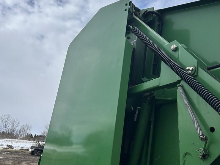 2011-john-deere-568-image-22