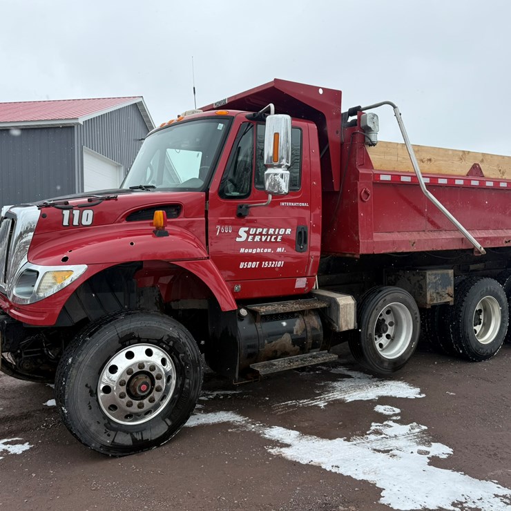 #1052 • 2007 International 7600SFA Tri Axle Dump Truck