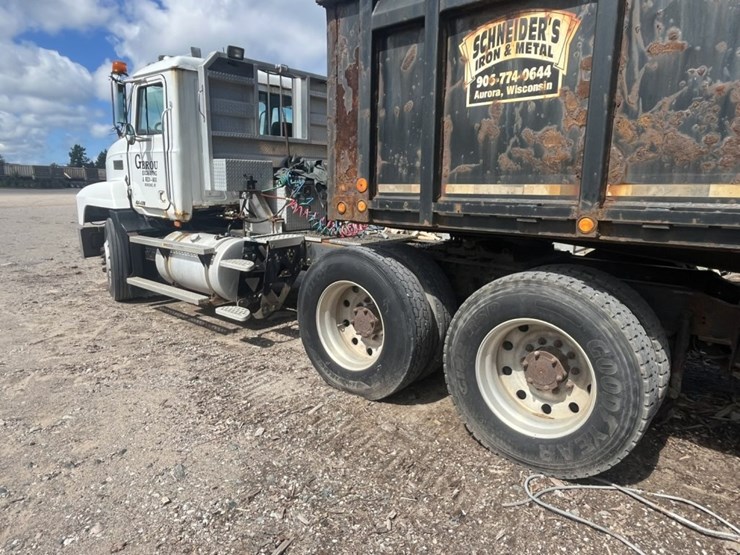 #1556-•-1999-mack-e7-460-day-cab-truck-tractor-image-3