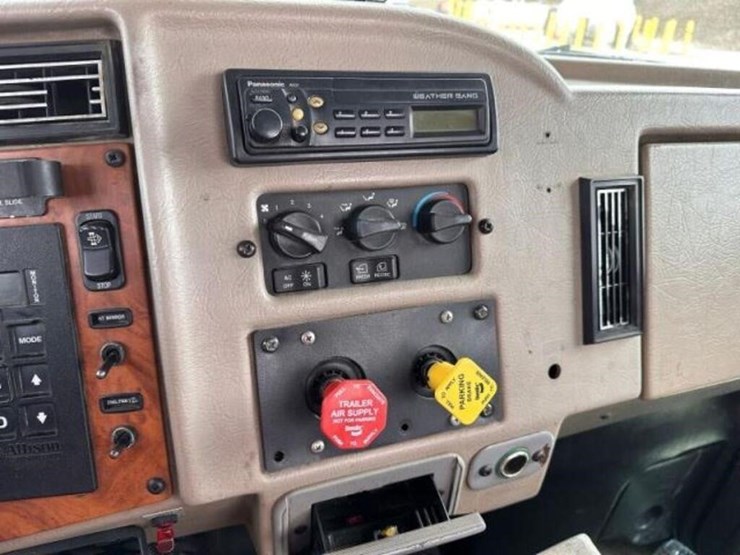 2008-peterbilt-335-image-25