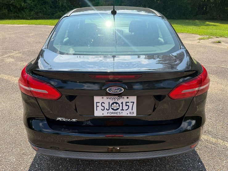 2017-ford-focus-4-door-sedan-(42,593-miles)-image-6