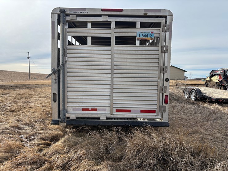 2005-featherlite-8127-livestock-trailer-image-6