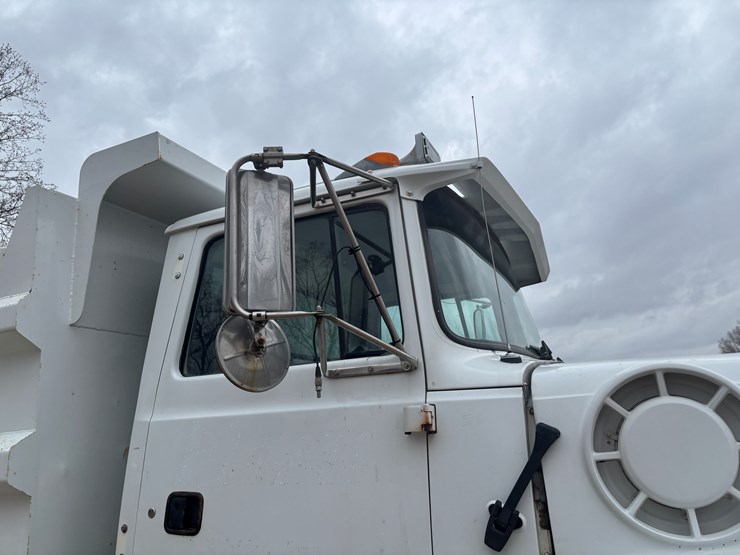 1997-ford-lt8000-image-18