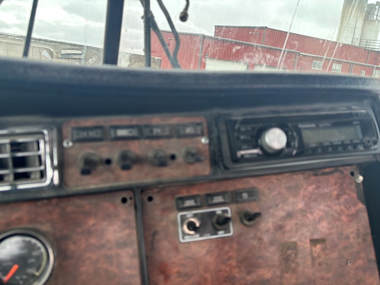 2004-kenworth-w900-image-41