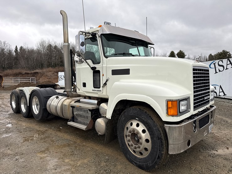 2014-massey-ferguson-8-image-7