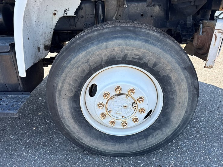 2002-freightliner-fl80-image-68