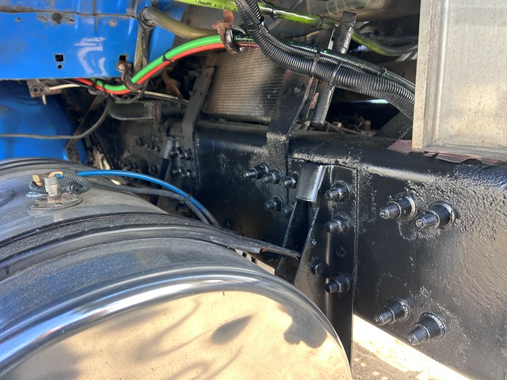 #1680-•-2003-freightliner-day-cab-truck-tractor-image-30