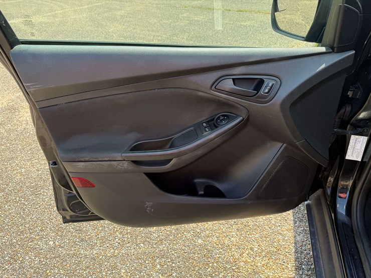 2017-ford-focus-4-door-sedan-(42,593-miles)-image-10