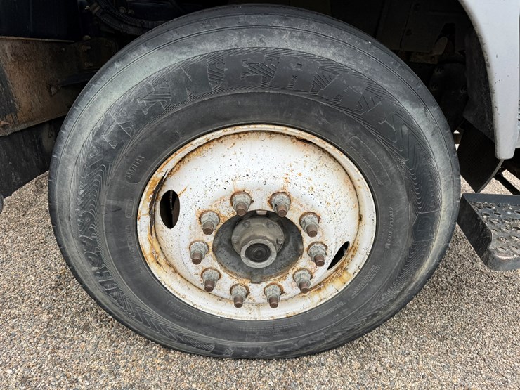 2005-gmc-t7500-image-57