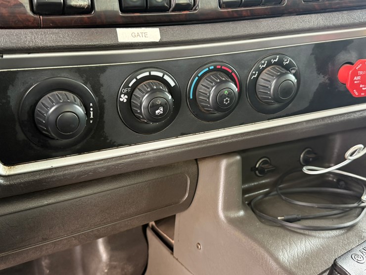 2011-kenworth-t800-image-71