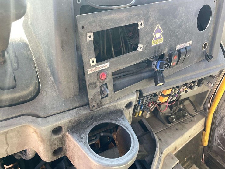 2013-isuzu-reach-image-12