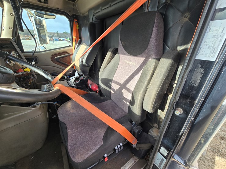 2014-massey-ferguson-8-image-54