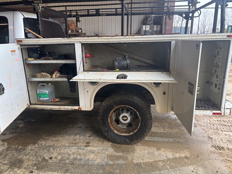 2013-chevrolet-3500-image-48