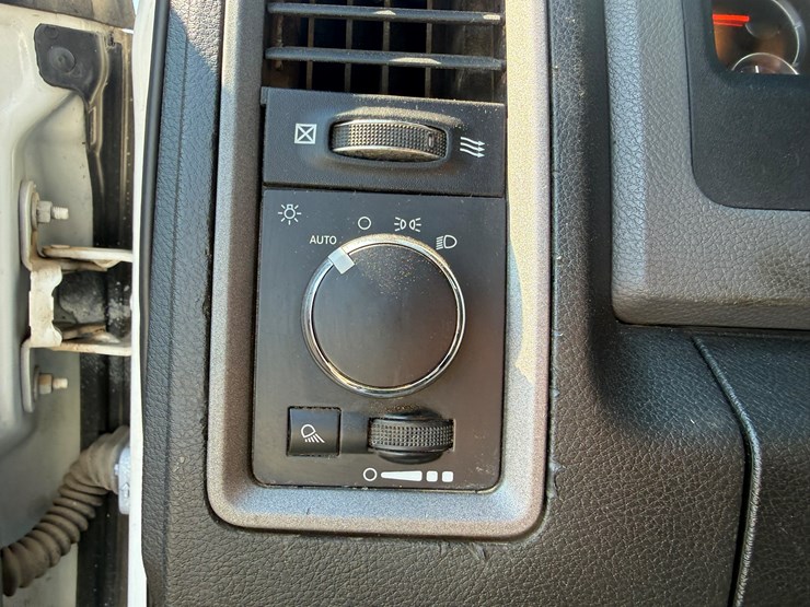 #1061-•-2016-ram-5500-heavy-duty-service-truck-image-42