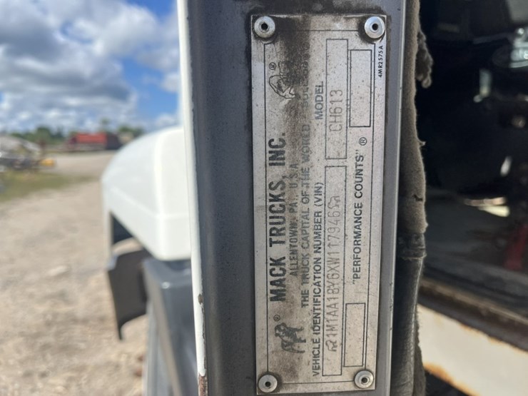 #1556-•-1999-mack-e7-460-day-cab-truck-tractor-image-78