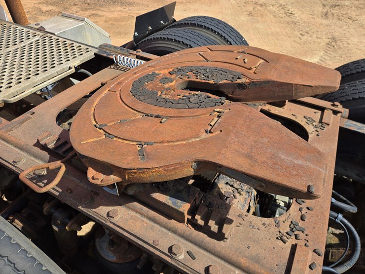 #1515-•-2005-international-9400i6x4-sleeper-cab-truck-tractor-image-27