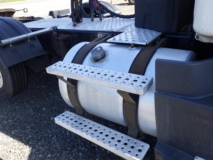 2018-freightliner-cascadia-125-image-27