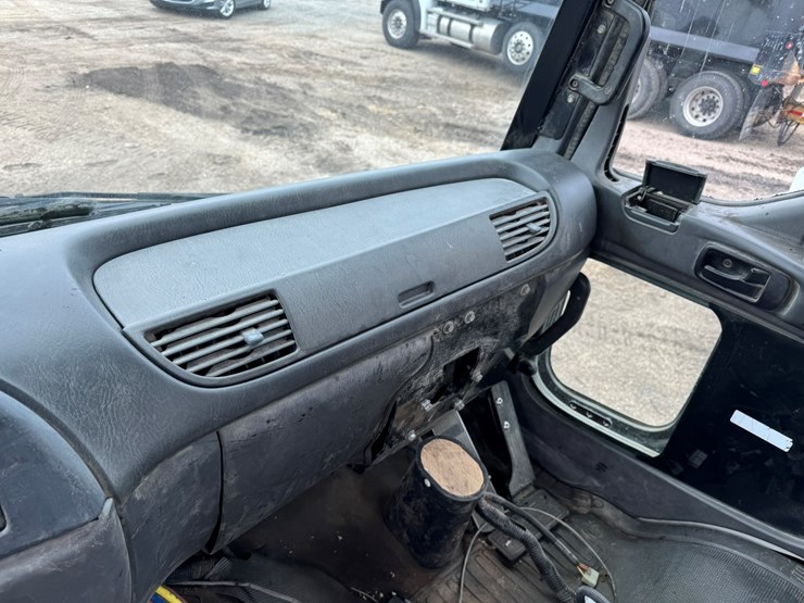 2005-gmc-t7500-image-34