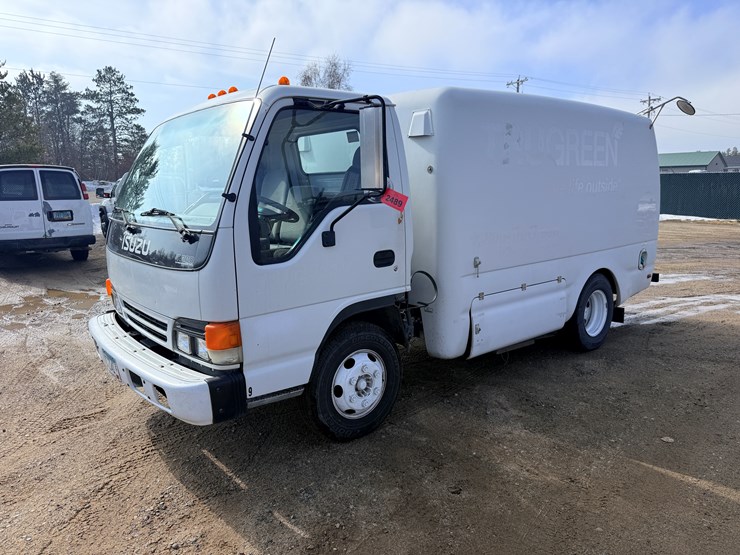 2004-isuzu-npr-image-1