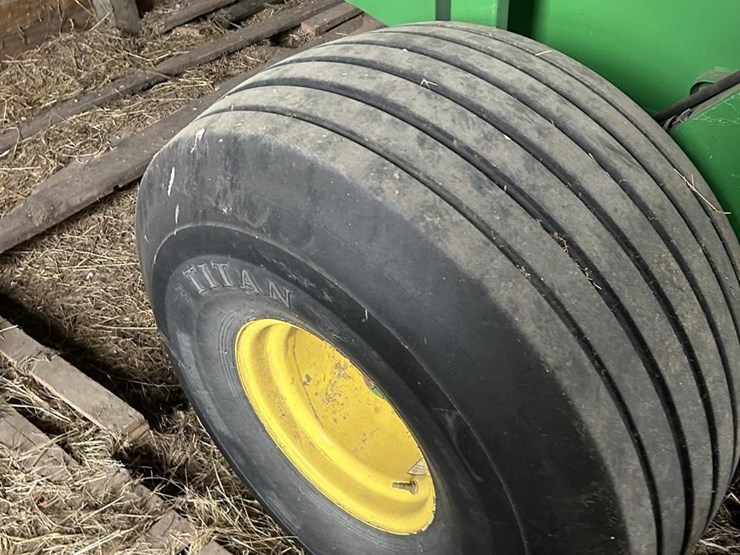 2011-john-deere-568-image-47