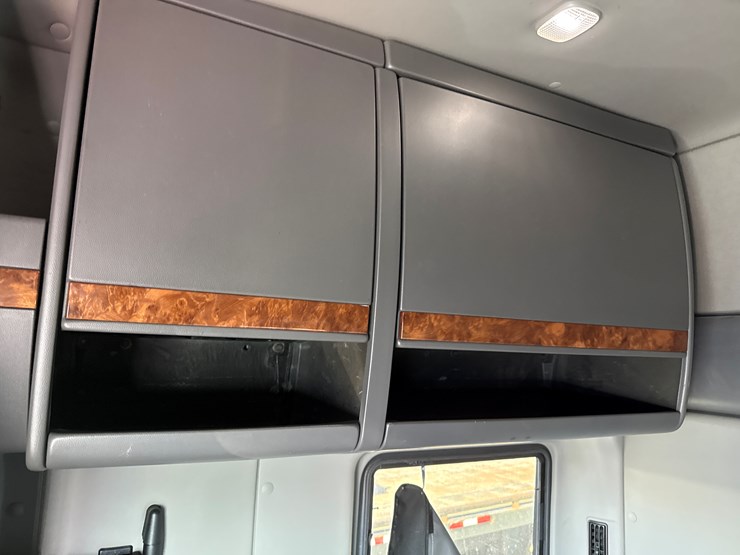 #2199-•-2020-international-a26-sleeper-cab-truck-tractor-image-78