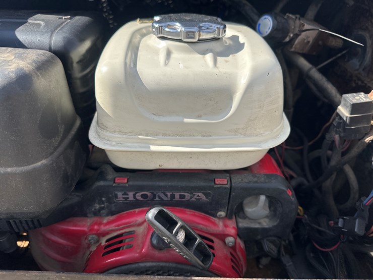 2010-massey-ferguson-8-image-30